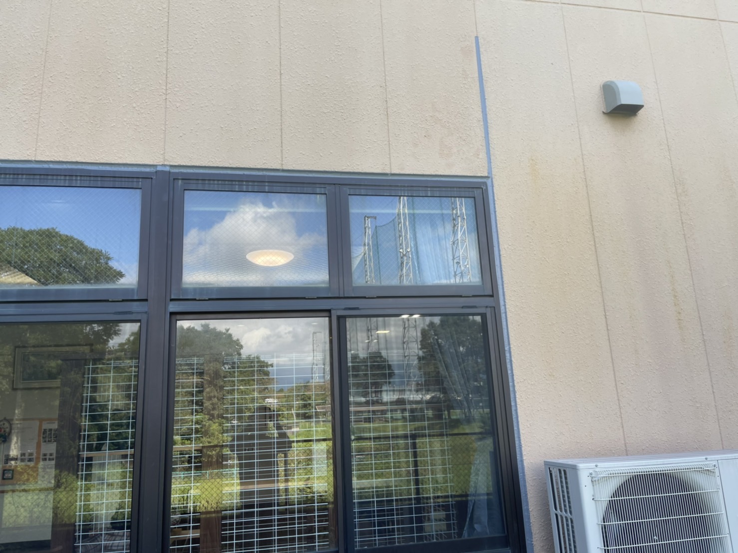 員弁郡東員町で雨水浸入防止の為、窓のシーリング工事を承りました。